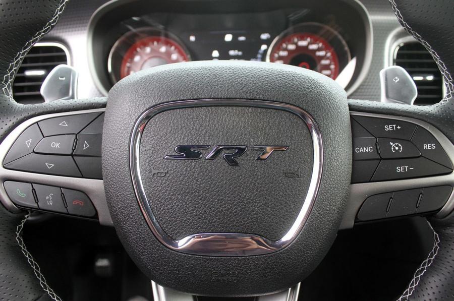 Панель приборов Dodge Charger SRT Hellcat 2015 года  (фото 102 из 111)